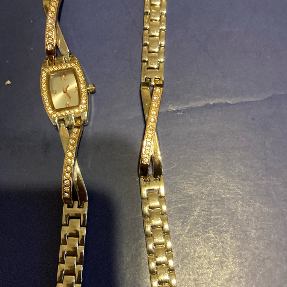 FMD Vintage Ladies Set Wristwatch And Bracelet Stainless Silver and Gold Tone